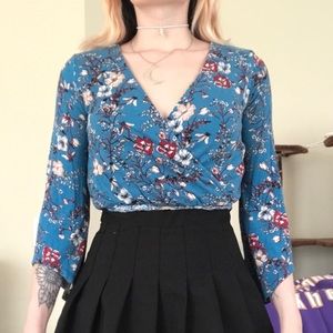 ‼️2 for $20‼️ Floral v-neck crop top with bell sleeves